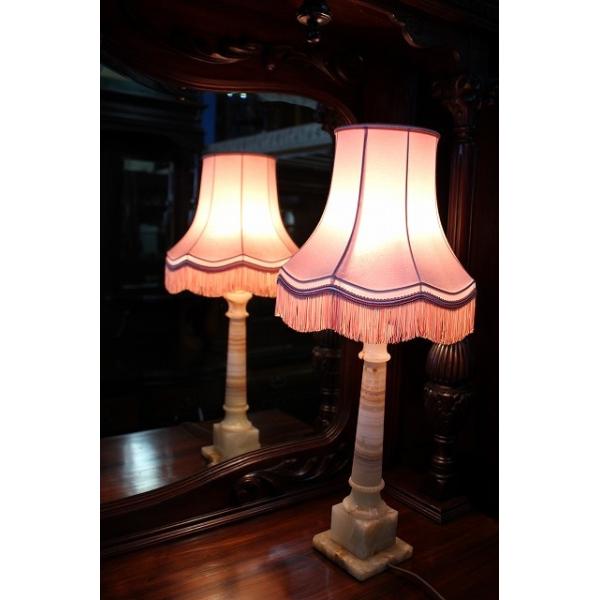 イギリス製のアンティークの卓上ランプ イギリス アンティーク ガラス製テーブルランプ