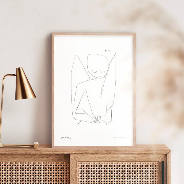 1939年に描かれた、パウル・クレーの絵画「Forgetful angel（忘れっぽい天使）」をデザインしたアートポスターです。お部屋やオフィスを鮮やかに彩り、コーディネートのアクセントに。ぜひ名画の世界をお楽しみください。●型番 : AP...