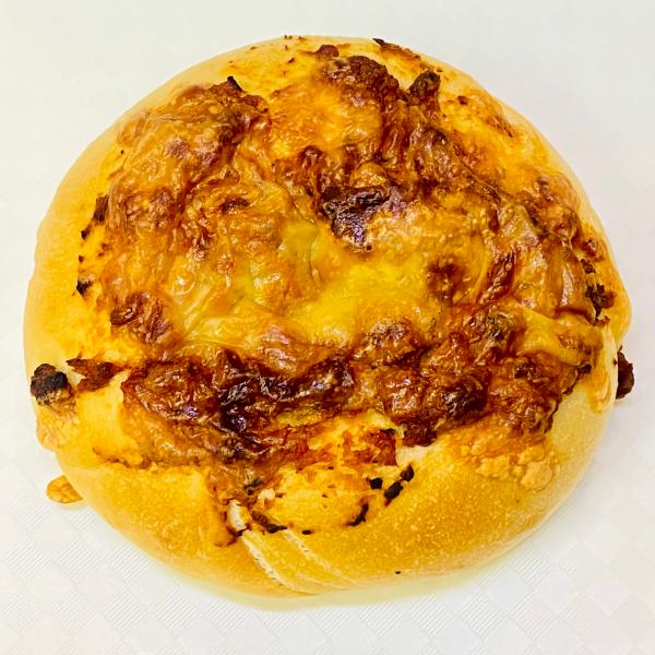 皮はパリッと中はもっちりしたプレーンベーグルに、挽肉を使用したボロネーゼソースとチーズをトッピングして焼き上げました。