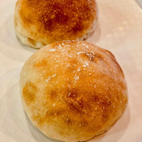 国産小麦で作ったプレーンなもっちりした生地で焼き上げました。