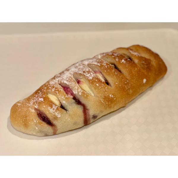 柔らかめのフランスパン生地にチョコレートとフランボワーズとクリームチーズをたっぷり包んで焼き上げました。