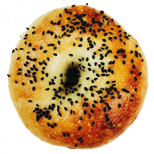 ほくほくのさつまいもを巻き込み、黒ゴマをのせて焼きました。