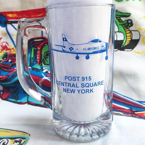 アンティークアメリカ買付け品AMERICAN LEGION 米国在郷軍人会 ビールジョッキ内容量は10oz(約295ml)です。高さ約14cm・直径約7cm画像ではプリントを見えやすくするために白い紙をいれて撮影しています。新品ではありませ...