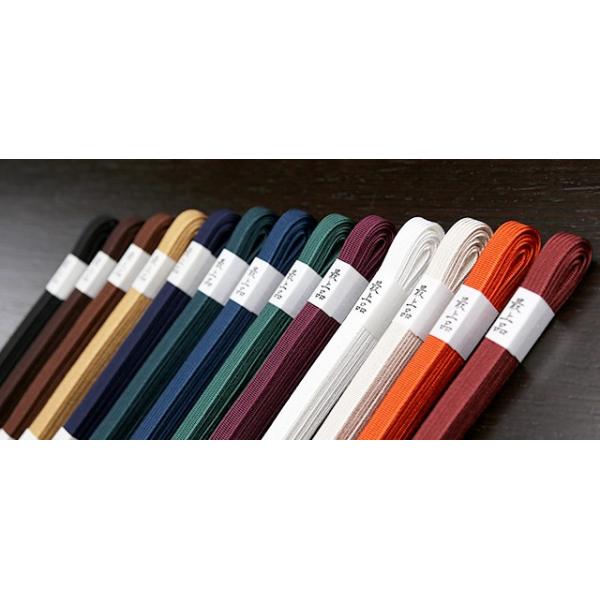 刀剣（真剣・居合刀）用の下緒です。人絹製それぞれ長寸用（約２２０ｃｍ）、刀用（約１８０ｃｍ）、脇差用（約１１０ｃｍ）、短刀用（約９０ｃｍ）があります。こちらのページでは長寸用をご購入いただけます。全13色（黒・焦茶・茶・金茶・紺・なんど・鉄...