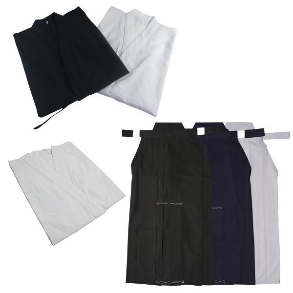 お買い得価格の居合衣・袴・襦袢の3点セットです。丈夫なポリエステル地のコストパフォーマンスに優れた弊社で人気の特製ポリエステル居合道衣(筒袖)と特製テトロン袴と徳用襦袢をセットにしました。前後の内ヒダにステッチ加工を施してありますので、型崩...