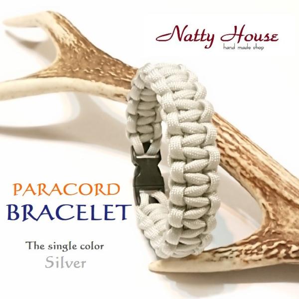 ◆ パラシュートコード、通称パラコードを匠に編上げた定番のブレスレットです。◆ 定番色の全16色です。◆ パラコードは、ナイロン素材の1本で耐荷重200kgと言われる大変丈夫なコードです。◆ Ｍサイズ（一般女性サイズ）内径約17〜18CM ...