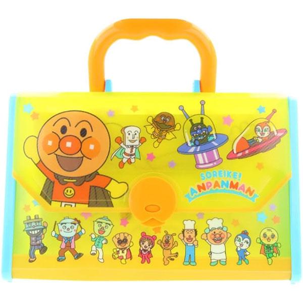 ぬりえやクレヨンが入ったお得なセットバッグに入っているので、おかたづけ楽ちん♪品番：1070010A本体サイズ：Ｗ253×Ｈ230×Ｄ75mm本体重量：190g内容：ケース1個、クレヨン5本、ぬりえ6枚材質：ケース/PP・ABS　ぬりえ/紙...