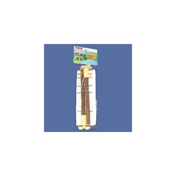 　直径12mmの短い止まり木２本と、止まり木を固定するホルダー２個がセットになっています。　通常の止まり木を高温高圧で蒸煮することにより、自然な着色と消臭抗菌効果を引き出しています。