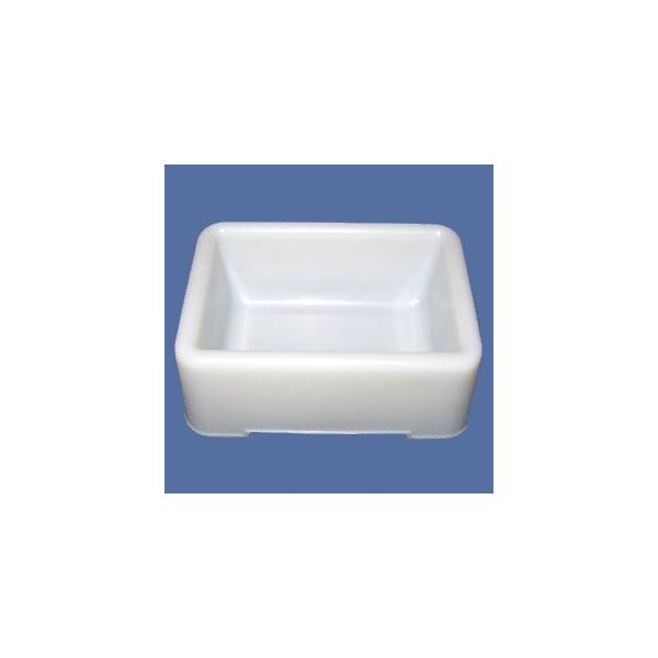 　文鳥なら尾羽まですっぽり入るかなり大きなプラスチック製容器です。【サイズ】幅17.0cm・奥行き11.8cm・高さ6.5cm