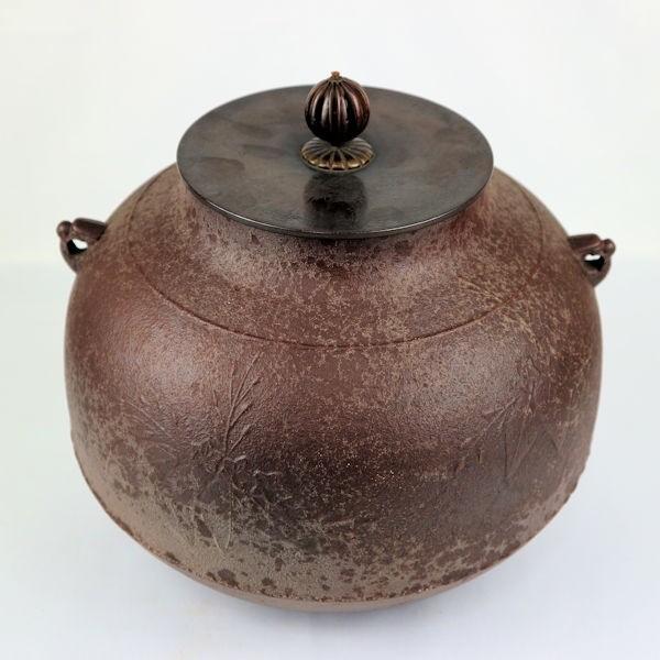 釜師 川邊庄造 梅摘銅蓋 霰地紋 棗形釜 鉄窯 蓋含む高さ22cm 茶釜