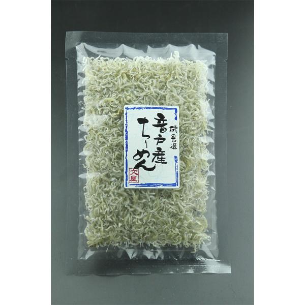 古くからちりめん漁が盛んな広島県音戸地区から原料を仕入れています。瀬戸内海の中でも風味の良さと品質に定評がありますので、大根おろしとお醤油でシンプルにお召し上がりください。