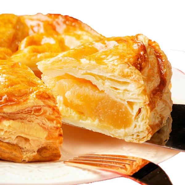 ゴロゴロりんごが溢れる 金のアップルパイ【商品名】　金のアップルパイ　【内容量】　2個【原材料名】　りんごプレザーブ(外国製造)、小麦粉、マーガリン、フラワーペースト、シロップ（ナパージュ）、液卵、ショートニング、食塩／加工デンプン、グリシ...