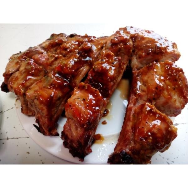 豚賊焼（とんぞくやき）【新感覚の旨さ】国産のスペアリブ（骨付き豚バラ肉）を当店秘伝のたれに漬込んでじっくり焼き上げました。２種類の味付がありますが、山賊焼風味は当店秘伝のたれは醤油や胡椒をベースにや色んな野菜やハーブをブレンドして豚肉と相性...