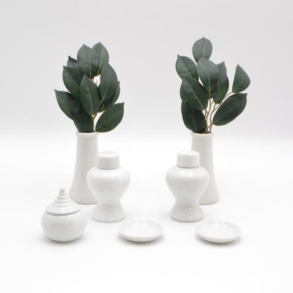 神様にお供えをするための道具一式です。白い陶器製で、 榊を活ける「榊立て」2本、お水を入れる「水玉」1個、お米と塩を乗せる「皿」２枚、お神酒を入れる「瓶子」２本。ポリ榊２本■送料無料