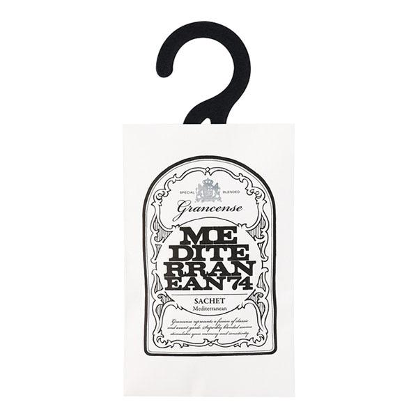 旅行や出張のスーツケースやカバン、または引き出しや靴箱等に。背面のハンガーを出せばクローゼットでもお使いいただける香り袋です。手軽な贈り物としてもおすすめです。■香り：シトラスとグリーンの軽快なトップノートから、透明感のあるフローラルノート...