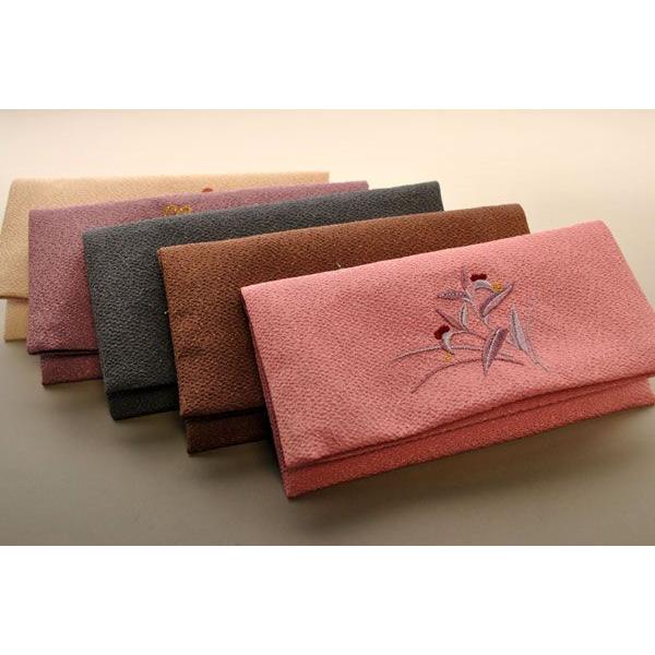 数珠の携帯に便利な京ちりめん使用の数珠袋。やわらかく手触りがいいです。刺繍入りで綺麗。大切な数珠を傷・欠け・汚れから守ります。出し入れする時は、広げて房を輪の内側にし、奥まで入れて下さい。持ち歩く時は、二つ折りにします。サイズ：広げた状態で...