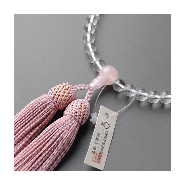 淡いピンク色のアクセント、幅広い年代の方に支持されています。水晶は透明感抜群、本場京都職人によって加工されています。水晶は古くからパワーストーンとして人気が集まっています。集中力を高め、不純物を清め、願いを叶え、さまざまな効用が期待されてい...