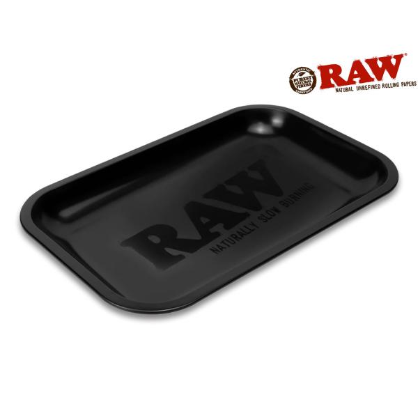 RAW MURDERED ROLLING TRAYロウ ローリングトレイ マットブラック無漂白、塩素不使用でおなじみのローリングペーパー（巻紙）のRAW ロウシリーズから、アルミのローリングトレイです。このトレーではタバコをこぼしても安心パ...