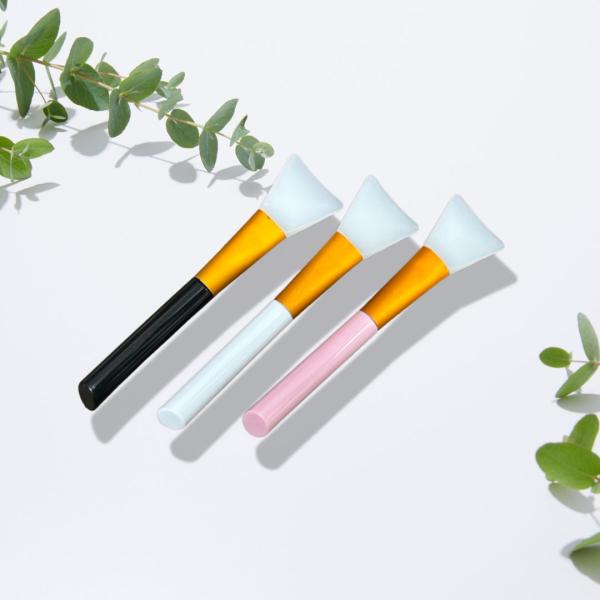 パックや美容液の塗布に最適なハケです。塗布部分がシリコンになっているので通常の毛のタイプよりお手入れが簡単です。【カラー】ピンク／ホワイト／ブルー／ブラック【数量】1本メイクブラシ コスメ コスメ用品 化粧用品 アイブロウアイシャドウ アイ...