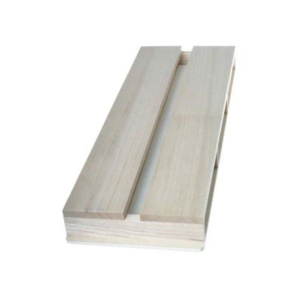 チョウやトンボなどハネを広げた形の標本を作るのに使用する桐製の展翅用の用具です。