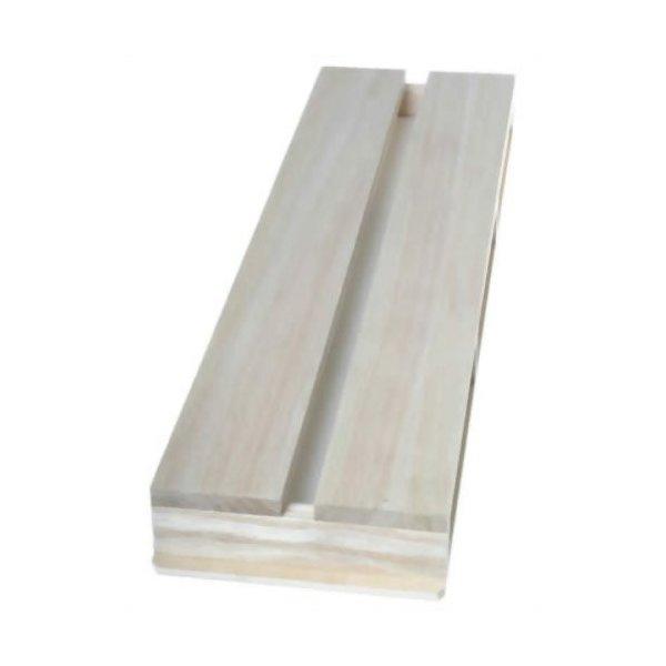 チョウやトンボなどハネを広げた形の標本を作るのに使用する桐製の展翅用の用具です。