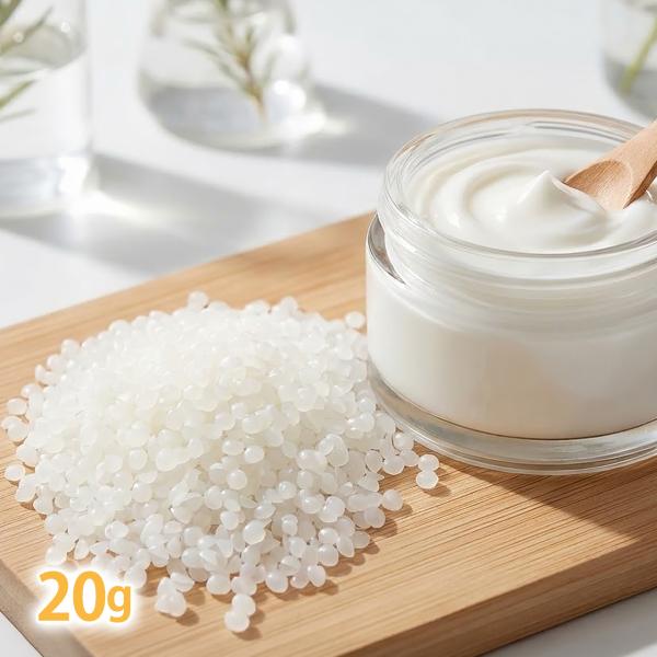 エマルシファイイングワックス [植物性乳化ワックス] ■特長本来混ざり合わない水と油を混ぜ合わせて乳化させる素材です。白くしっかりしたクリームが作れます。乳液やクリーム作りに全体量の2〜10％の配合でお使いください。■手作りクリームの失敗を...