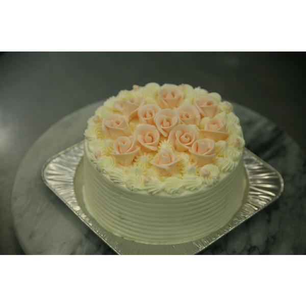 フレッシュバター100％使用のバタークリーム、杏ジャムを３枚のスポンジケーキでサンド！