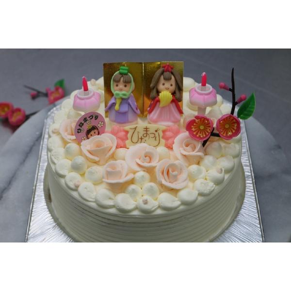 バラの花をケーキに絞っていますので、とてもかわいい仕上がりです。