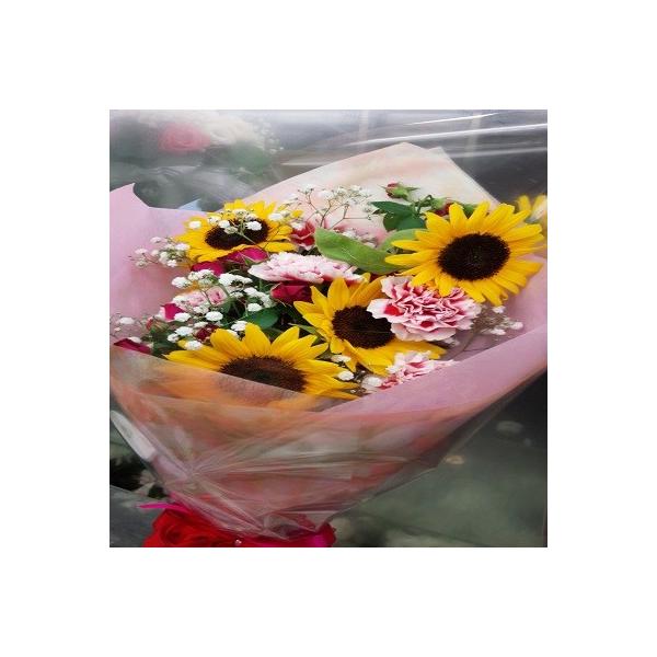 夏の花、ひまわりと可愛らしい赤・白の混ざりあったカーネーションの花束！