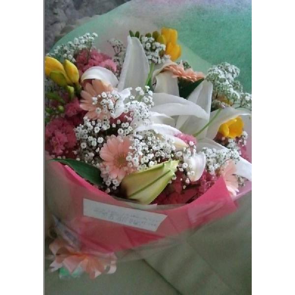 豪華なカサブランカと可愛らしいガーベラのミックスした花束