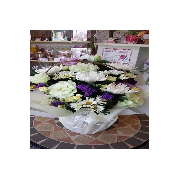２種類の白い菊がメインに紫のスターチスと薄い黄色のスプレーカーネーション差し色に取り入れた供花アレンジ Buyee Buyee Japanese Proxy Service Buy From Japan Bot Online