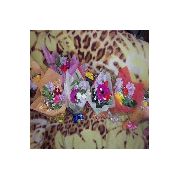 可愛らしい色とりどりのミニブーケ風花束にメッセージも添えてちょっとした贈り物に【10束以上からのご注文で☆１束￥820円花束】
