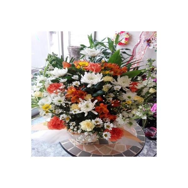 オレンジ色の好な方へお悔みの花籠アレンジ
