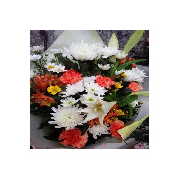白いユリ・白輪菊・黄色・白小菊などをｍｉｘした供花の花束をお届けします。