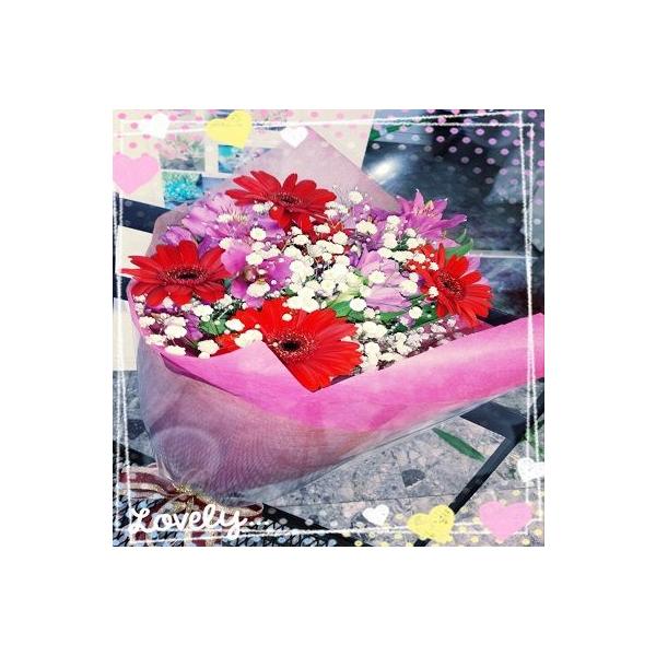 赤いガーベラとカスミ草いっぱいの花束を贈り物に！