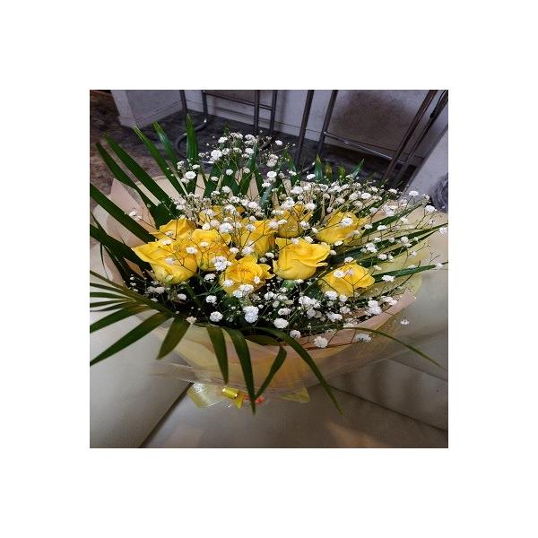 10本の黄色いバラにたくさんのカスミソウの花束を贈り物に！