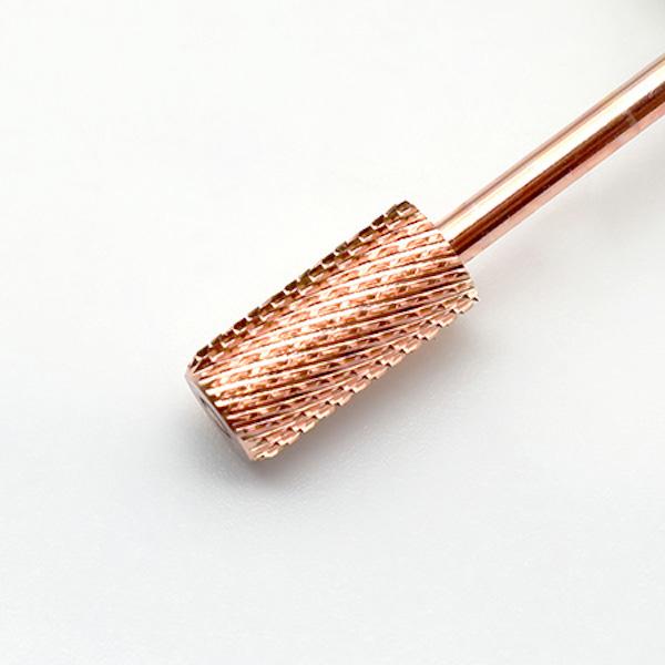 この商品はマシン施術において、１番最初の削りに使っていただくビットです。オフの時はアセトンを巻く前の削りに、フィルインなら最初の厚み削りにお使いいただけます。目の荒さはミディアム、コース、エクストラコースでの展開です。厚みのあるジェルオフや...