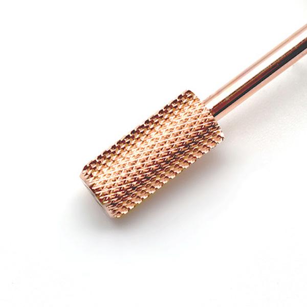 この商品はマシン施術において、１番最初の削りに使っていただくビットです。オフの時はアセトンを巻く前の削りに、フィルインなら最初の厚み削りにお使いいただけます。目の荒さはミディアム、コース、エクストラコースでの展開です。マシンワーク初心者の方...