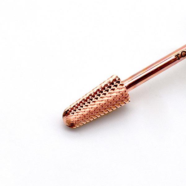 この商品はマシン施術において、２番目の削りに使っていただくビットです。かなりの【時短アイテム】としてサロンワークで役立つこと間違いなしです。それと同時にファイル類の消耗も大幅に抑えることができ、経費の削減にも役立ちます。フィルイン時にはミデ...