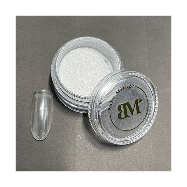 下に塗ったお色を邪魔することなく一層ベールをかけたかのような艶感を演出してくれるパウダーです。水を含んでいるかのような艶感とセラミックのような質感をお楽しみ下さい。０．５ｇ