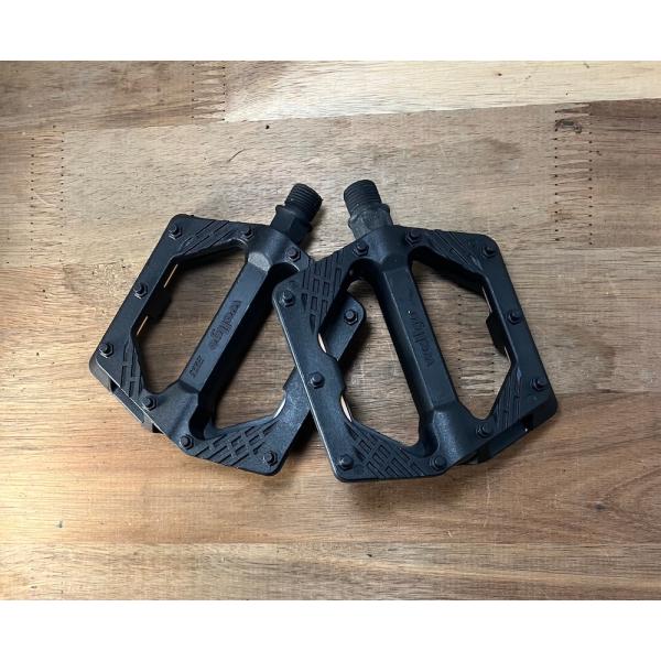 wellgo ウェルゴフラットペダル 素材 : 樹脂B223Nブラックサイズ：111×100mm厚さ：27mm両面踏み発送の際はペダルは台紙から外し発送します。（台紙は平たくして同梱)