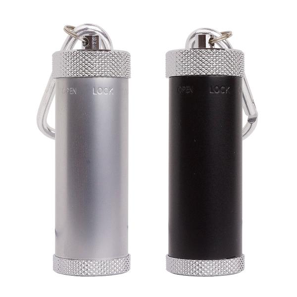 サイズ(約)：73mm×24mm材質：金属入数：1個重量(約)：62g 製造国：中国【注意事項】※カラビナのデザインやカラーは入荷時期によりことなる場合がございます。※吸い殻を入れ過ぎると詰まって蓋が閉まらなくなるのでご注意ください。※蓋を...