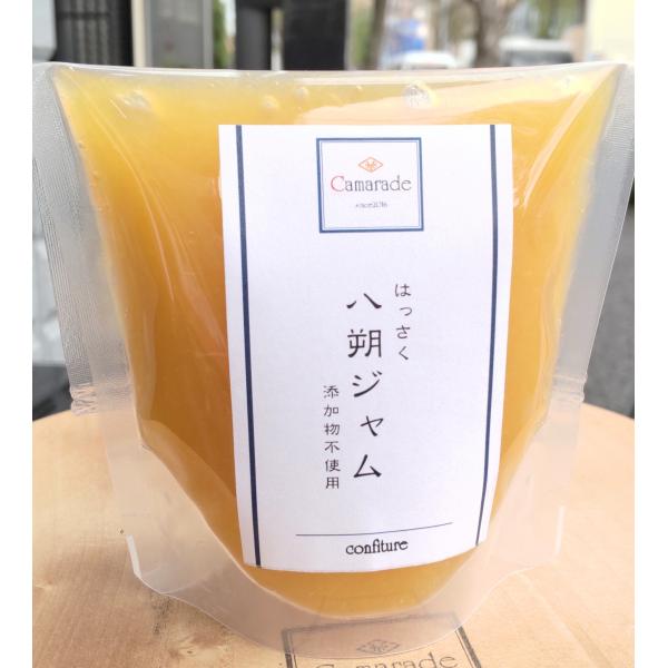 特別栽培、ノーワックス八朔の果肉と甘皮を使用した贅沢な逸品。上質な味わいです。 甘酸っぱさをお求めな方にはとても最適なジャムです。 また、八朔のジャムは大変貴重であまり製造がされておりません。原材料は八朔果肉と甘皮、甜菜糖、麦芽糖、有機レモ...