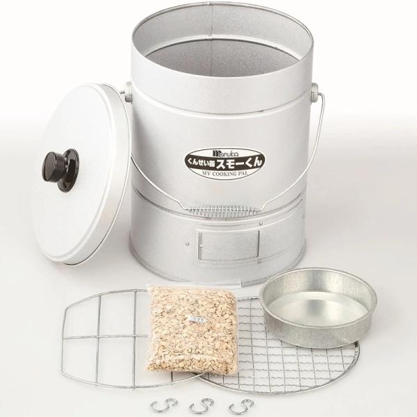 アウトドアで本格的スモークを！お試しのスモークチップ100g付・サイズ：直径約245×高さ312ｍｍ・チップ皿サイズ：直径約148×高さ3ｍｍ・本体・蓋：ガルバリウム鋼板・チップ皿・サクラチップ100g・丸あみ1枚・変形あみ1枚・S字吊り金...