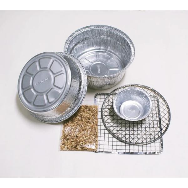 手軽に美味しく簡単燻製器（使いきりタイプ）お試し用のスモークチップ100g付・サイズ：直径約240×高さ170ｍｍ・チップ皿サイズ：直径約127×高さ45ｍｍ・本体・蓋：アルミニウムはく・チップ皿・サクラチップ100g・料理あみ1枚・コンロ...