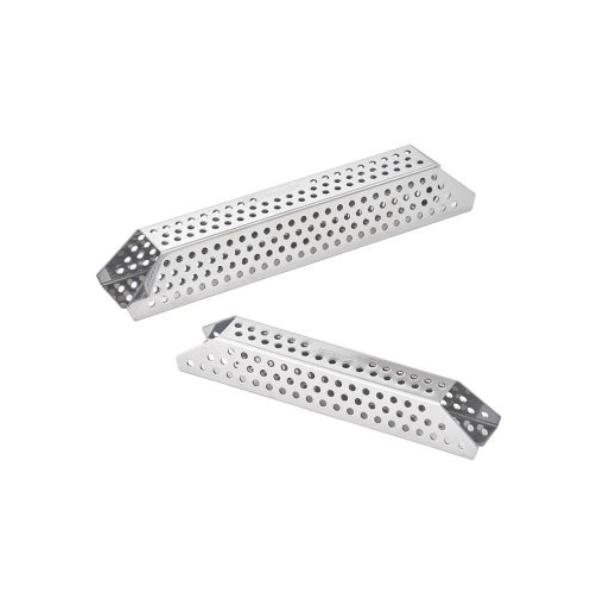 薪の間に空気の通り道を作って燃焼効率アップ！焚き火台の大きさに合わせて使える大・小2個セット※必ず焚き火台から落下しない位置に配置し、寝かせてご使用ください。4面に穴が空いており、薪や炭に空気を供給し燃焼を促進します。大・小のメタル薪を重ね...