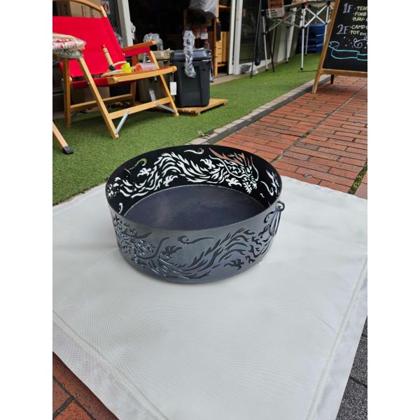 【実店舗移転に伴う在庫クリアランス特価】溶接現場でも選ばれる「吉野のスパッタシート」のノウハウを詰め込んだ本格焚き火シートがこの価格！撥水性の高いJIS A1323の生地を使い、地面への熱影響を防ぐ厚みのある中材をいれた3層構造で安心です。...