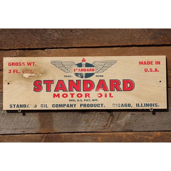 昔のアドバタイジングデザインをモチーフにした人気のウッドサインに待望のミニサイズが仲間入りです。お気に入りの雑貨で飾りつけた背景にポンと立て掛けてもイイし、木箱や無機質な小物のドレスアップパーツとして使うってのにも行けるマルチプレーヤー的な...