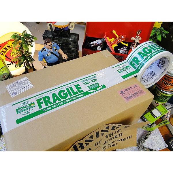 「割れ物　注意！」宅配便を送る時には貼り付けるおなじみのシールなんだけど、同じ意味でもアメリカンデザインだとこうも違うんです！さすがのセンスを感じさせてくれるダルトンがデザインしたオシャレで遊び心溢れるパッキングテープです。これだけセンスい...