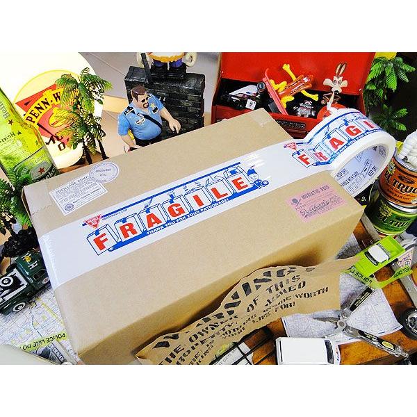 「割れ物　注意！」宅配便を送る時には貼り付けるおなじみのシールなんだけど、同じ意味でもアメリカンデザインだとこうも違うんです！さすがのセンスを感じさせてくれるダルトンがデザインしたオシャレで遊び心溢れるパッキングテープです。これだけセンスい...